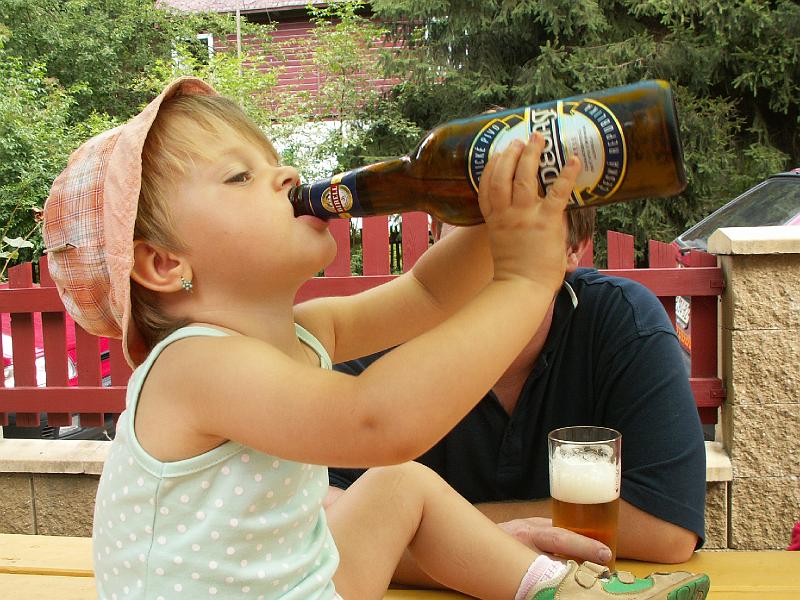 pict1938.jpg - Terezka a lahvoň