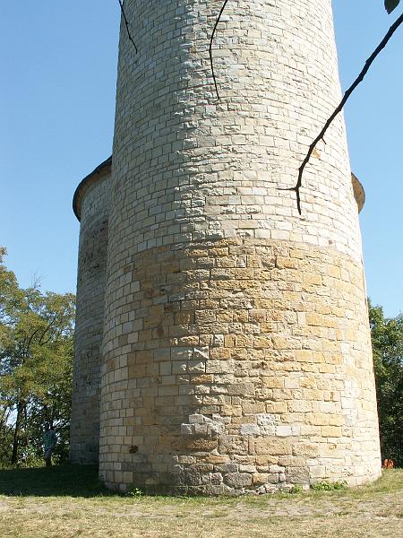 pict2030.jpg - Říp - románská rotunda sv. Jiří